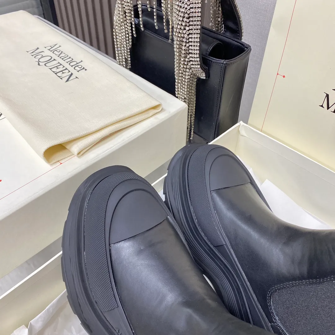 👟👟Ex-factory price 560👟👟 Women's shoe factory Alexander Mcqueen/McQueen 22 autumn and winter series Martin boots short boots, original development and the highest version. The style is simple and elegant. Another long-leg artifact. The height of the boot is just right. Highly recommended for small girls. Imported cowhide for the upper and imported sheepskin for the lining. T👟👟Ex-factory price U combination outsole Size: Women 35-40,